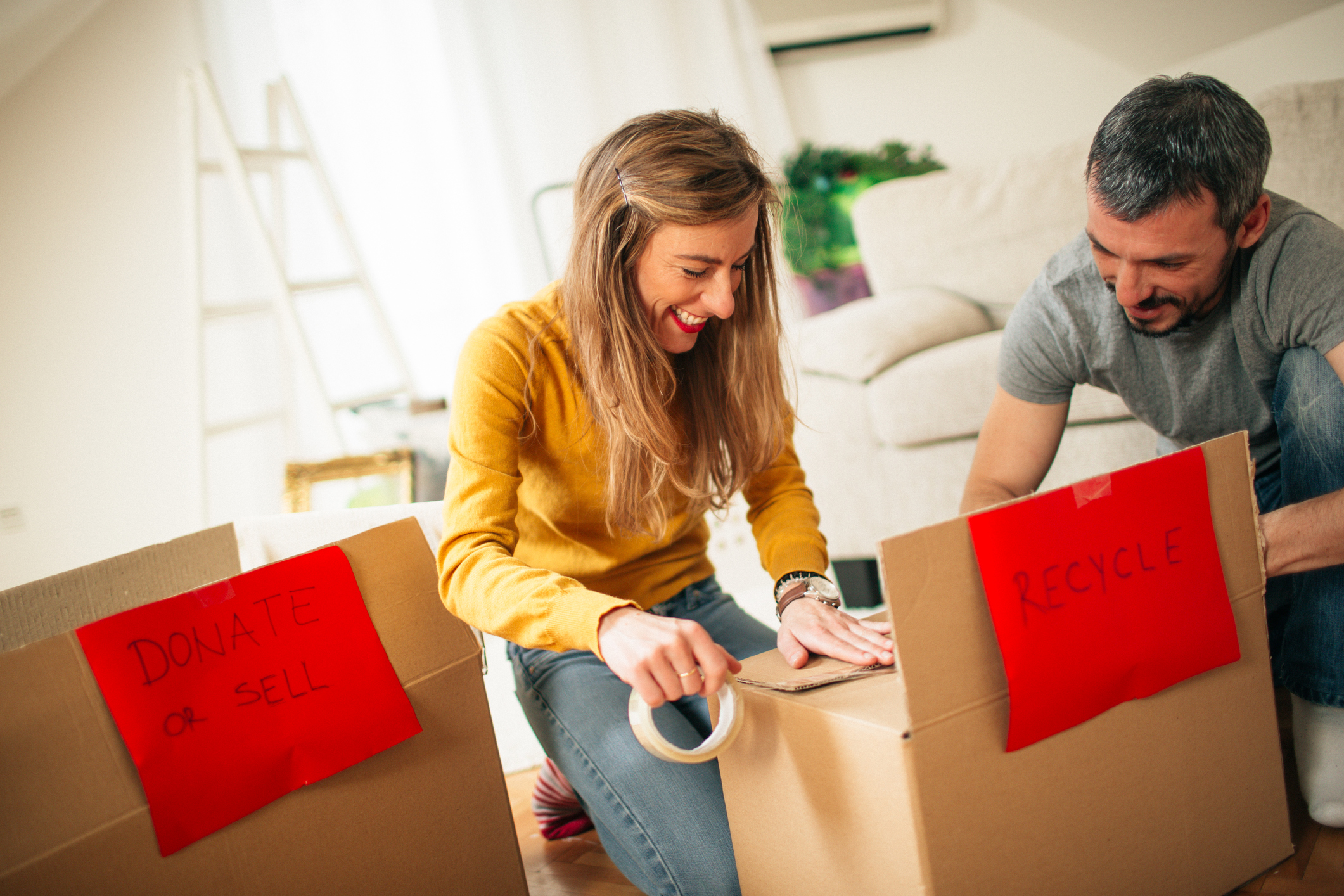 Paar packt und verschließt Umzugskartons. Paar packt und verschließt Umzugskartons.