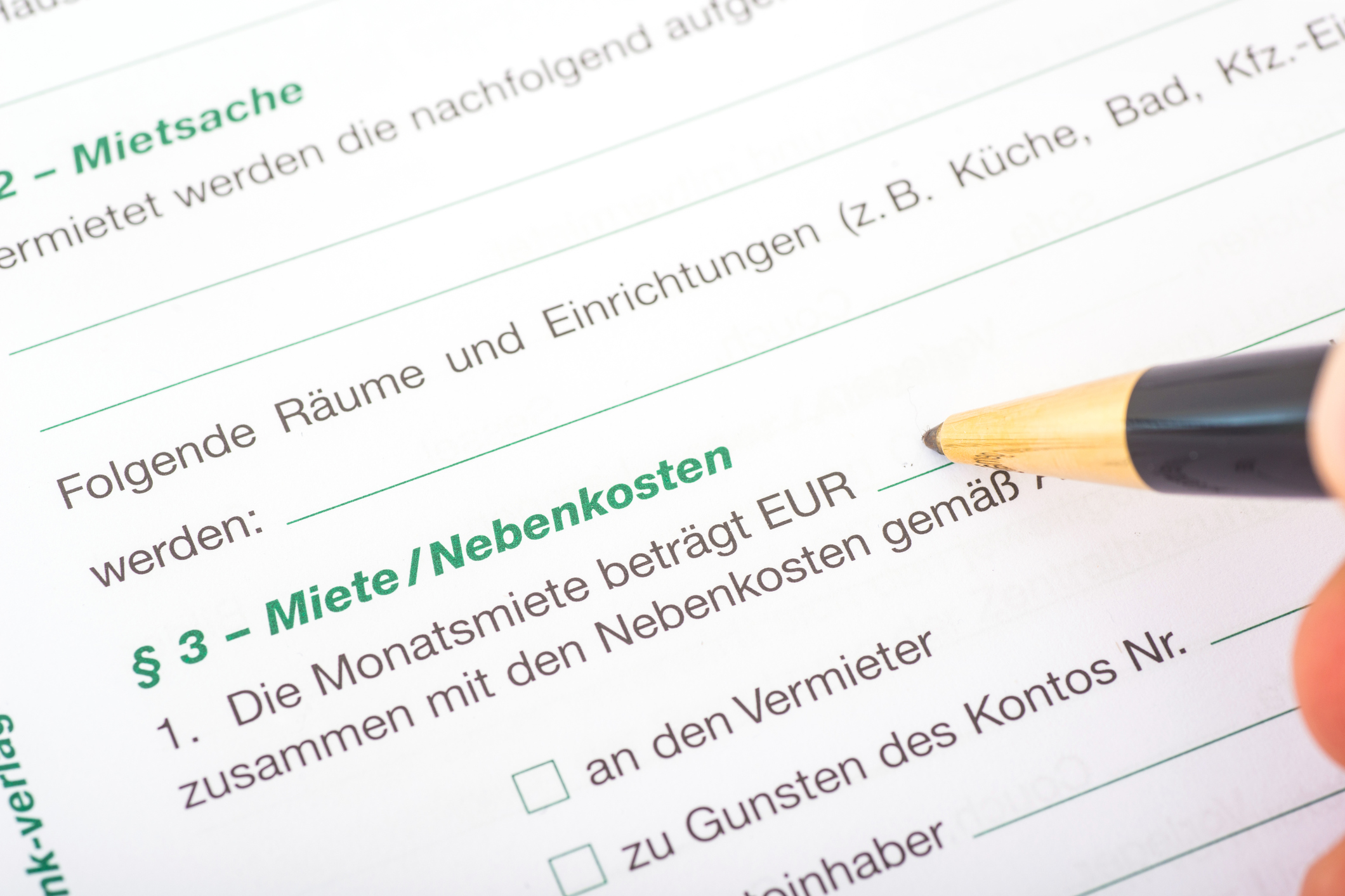 Vordruck für Mietvertrag wird ausgefüllt Vordruck für Mietvertrag wird ausgefüllt