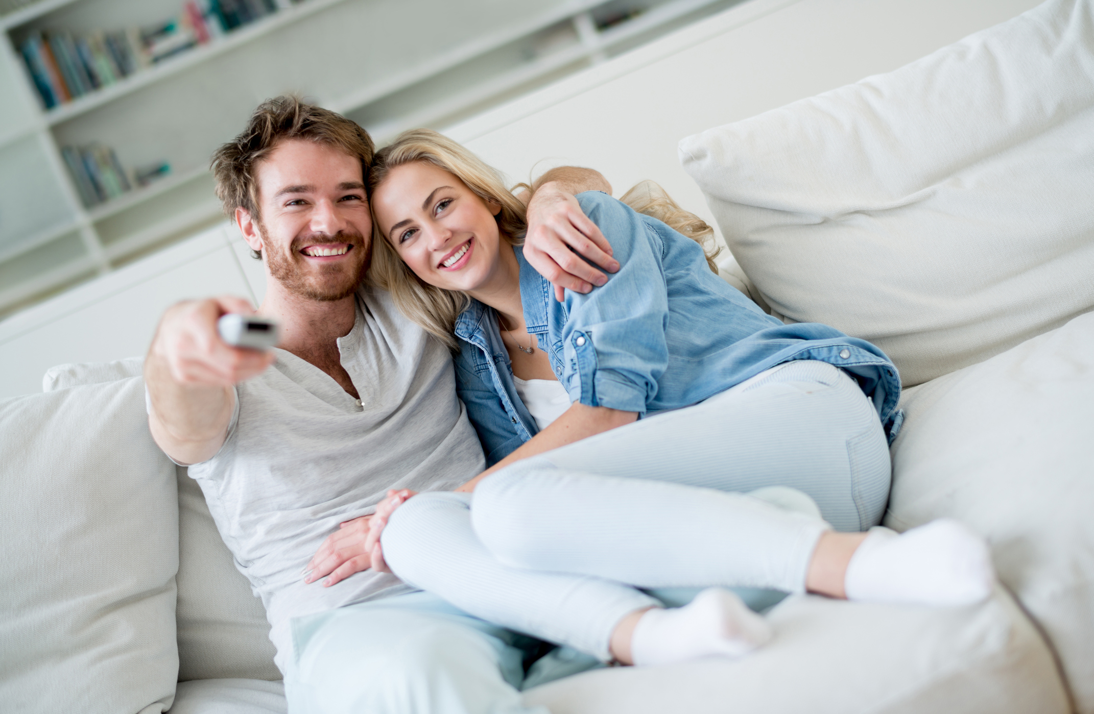 Paar auf Couch mit Fernbedienung