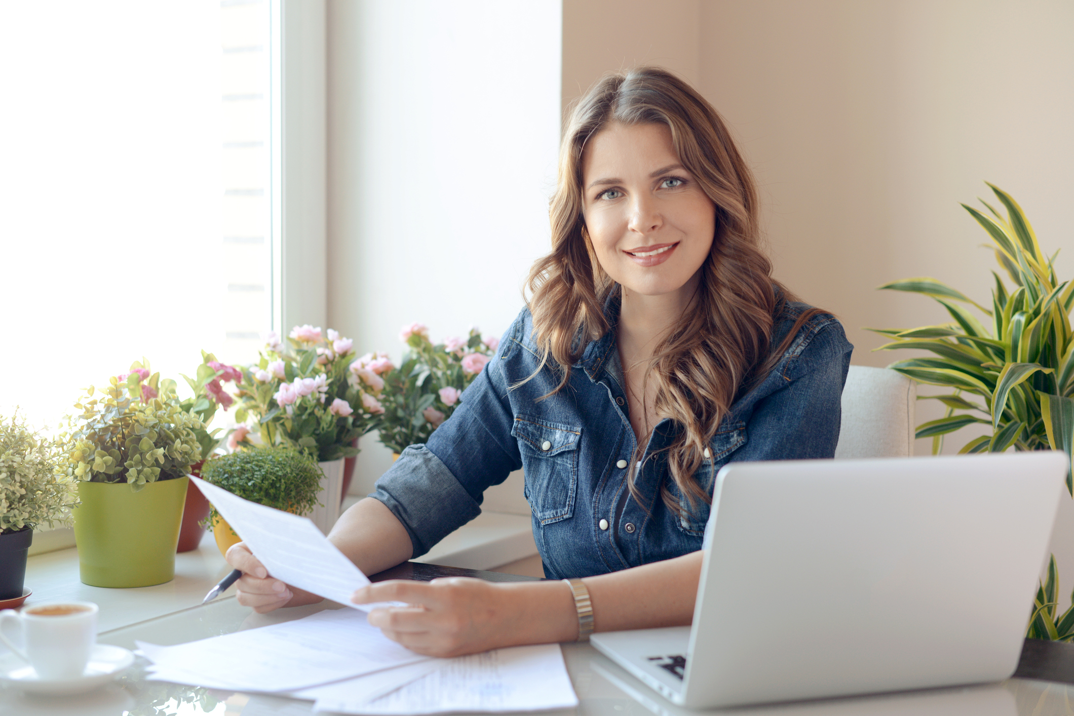 Rückwirkend von GEZ befreien Frau füllt Formular am Schreibtisch aus