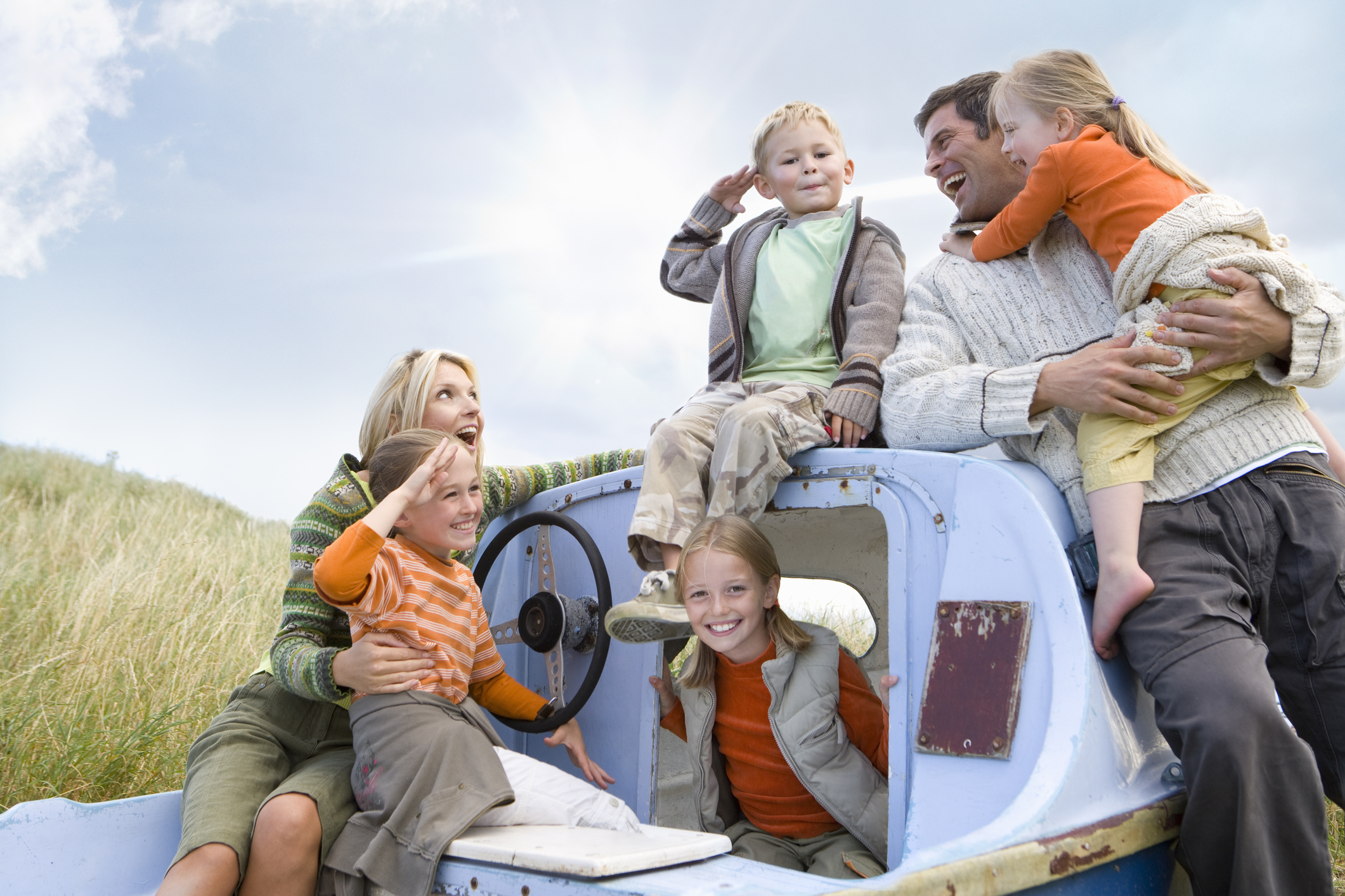 Kindergeld beantragen: Infos zu Anspruch, Höhe, Dauer & Fristen Familie mit Eltern und vier Kindern lächelnd auf Boot.