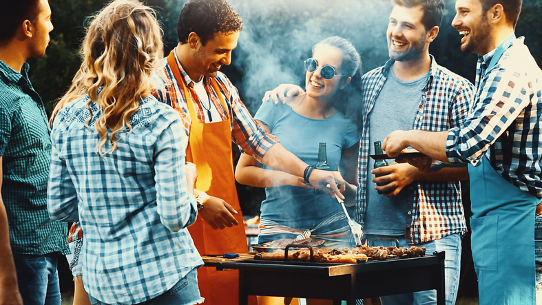 Bei den neuen Nachbarn vorstellen: Tipps für einen gelungenen Einstand Junge Leute grillen