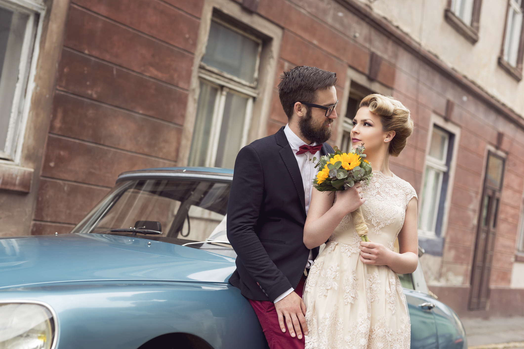 Hochzeitspaar steht vor Auto. Hochzeitspaar steht vor Auto.