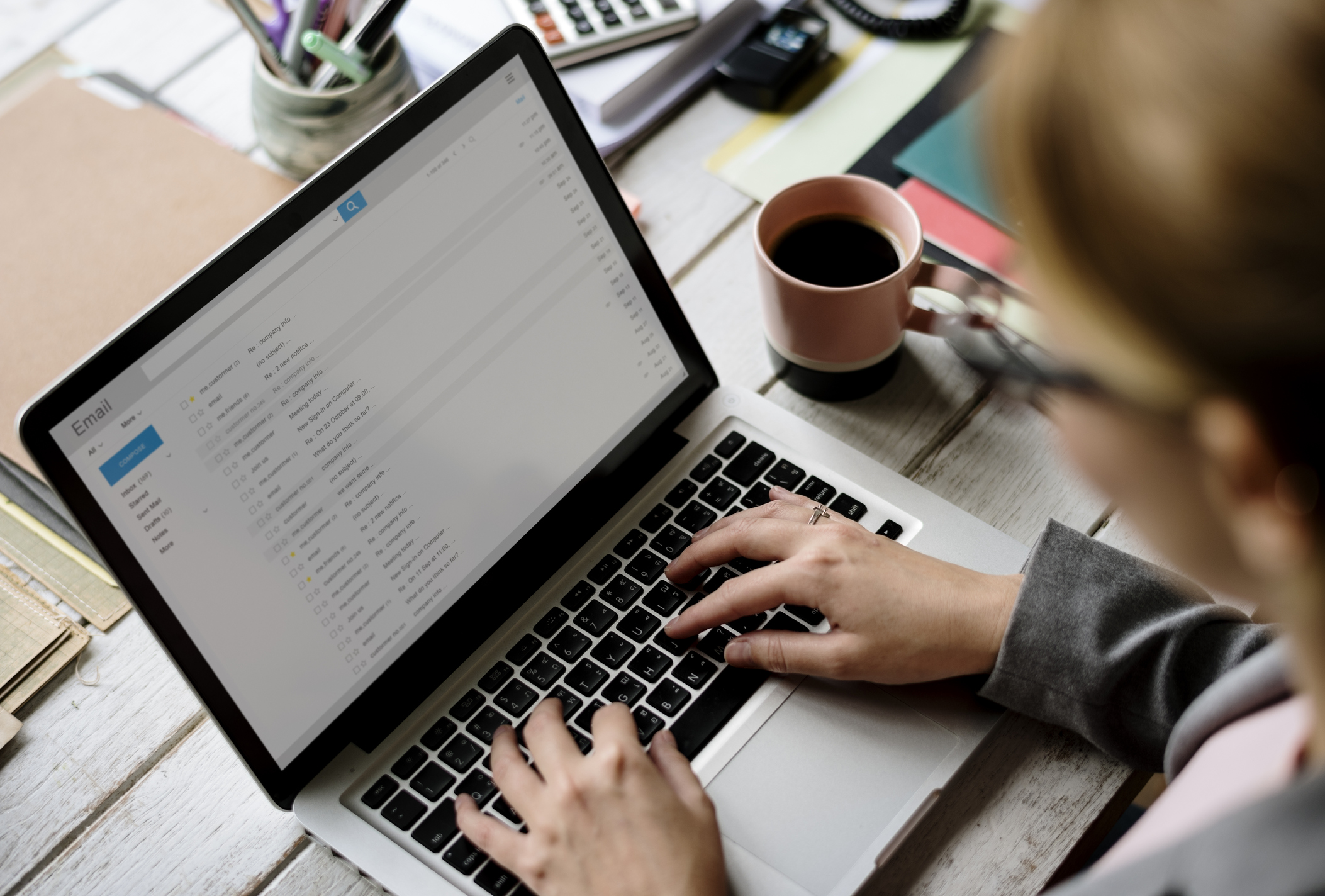 Finanzamt Adressänderung Person an Notebook wegen Adressänderung Finanzamt.