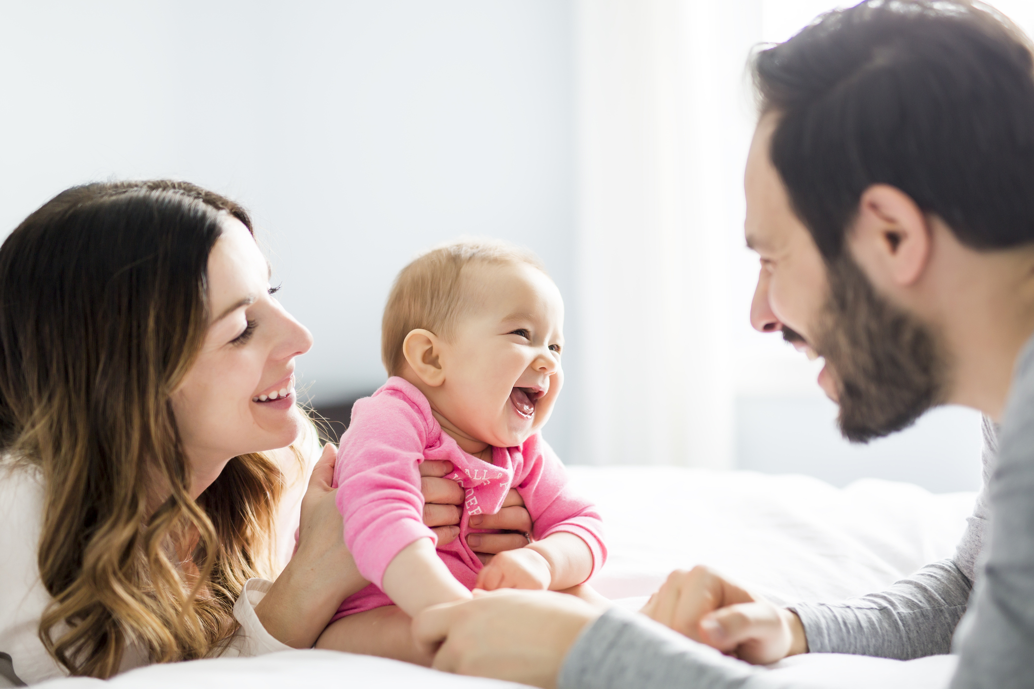 Kindergeld beantragen: Infos zu Anspruch, Höhe, Dauer & Fristen Lachende Eltern mit lachendem Baby