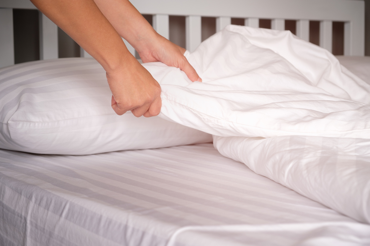 Plötzliche Allergie in der neuen Wohnung Mann wechselt Bettwäsche