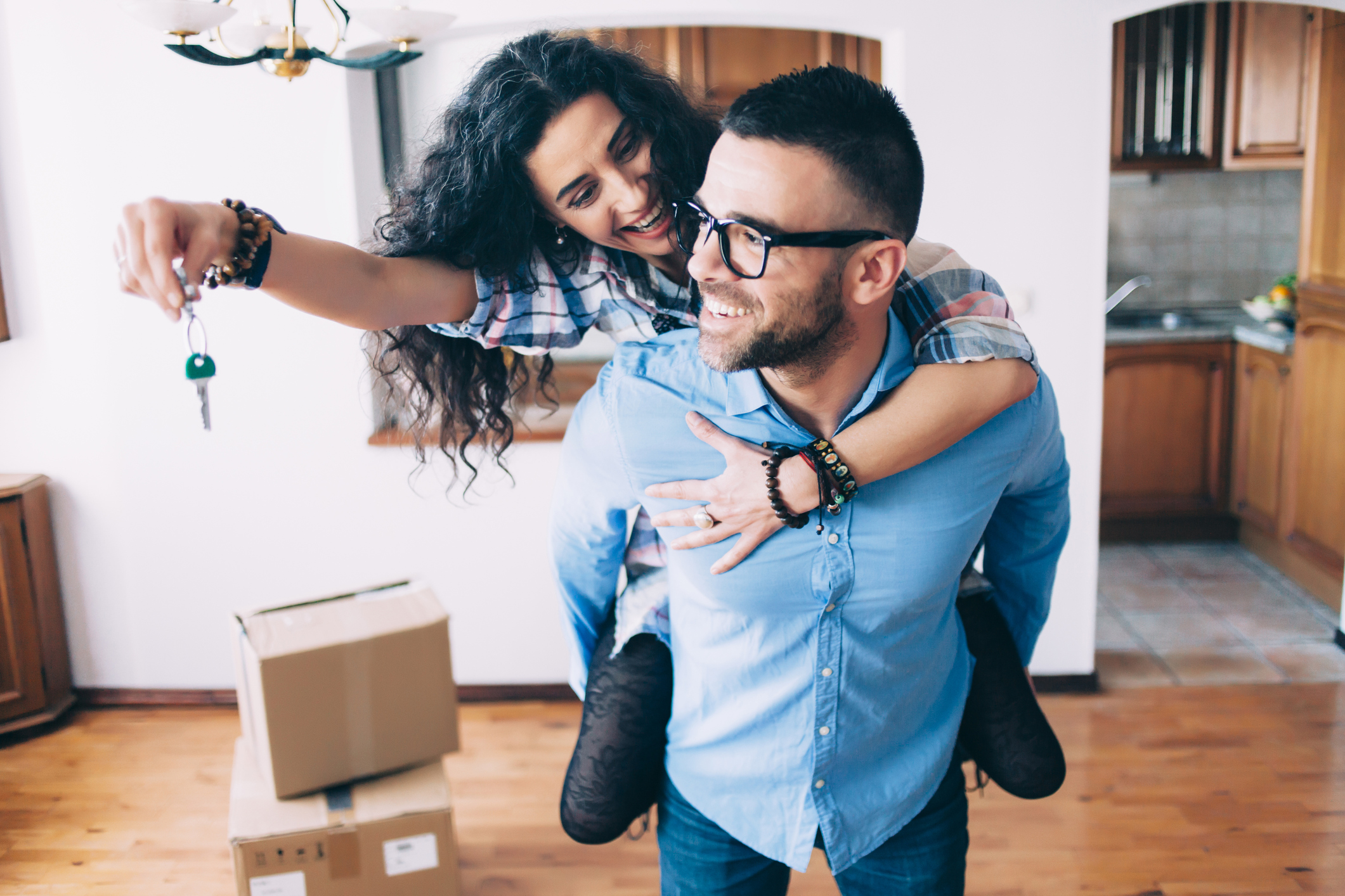 Junges Paar nach dem Einzug in die neue Wohnung Junges Paar nach dem Einzug in die neue Wohnung