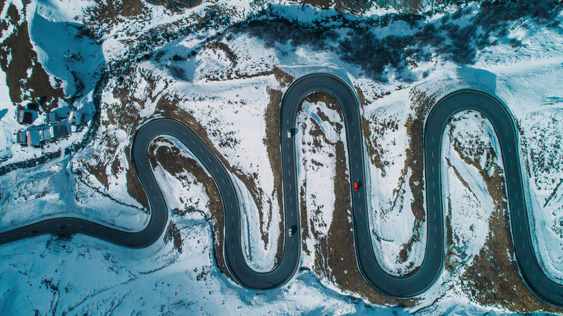 Auswandern in die Schweiz: Wissenswertes für Umzugswillige verschneite Serpentinenstaße in der Schweiz