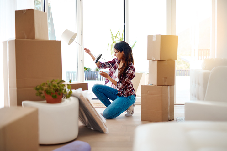 Frau packt Umzugskartons aus