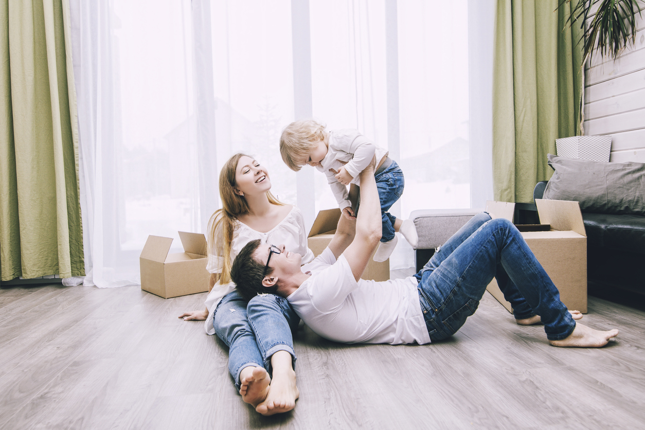 Wohnung kindersicher machen: Tipps und Tricks für Schränke, Steckdosen und Co. Familie zieht um