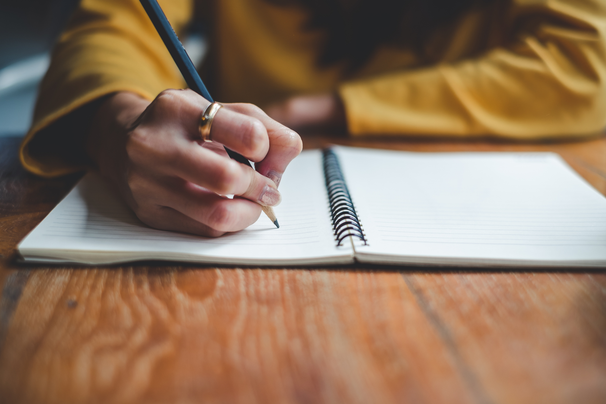 Wohnung besichtigen: Tipps & Checkliste Frau macht Notizen