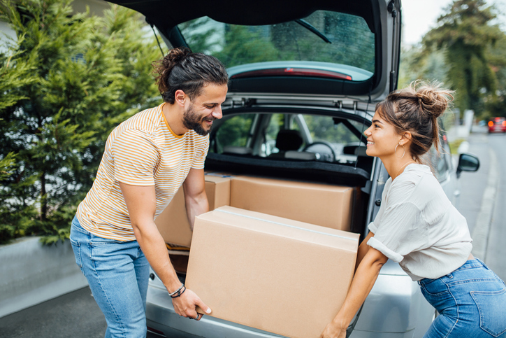 Auto mieten für den Umzug: Mit diesen Tipps finden Sie das ideale Mietfahrzeug Parkende Autos für Umzug zum mieten