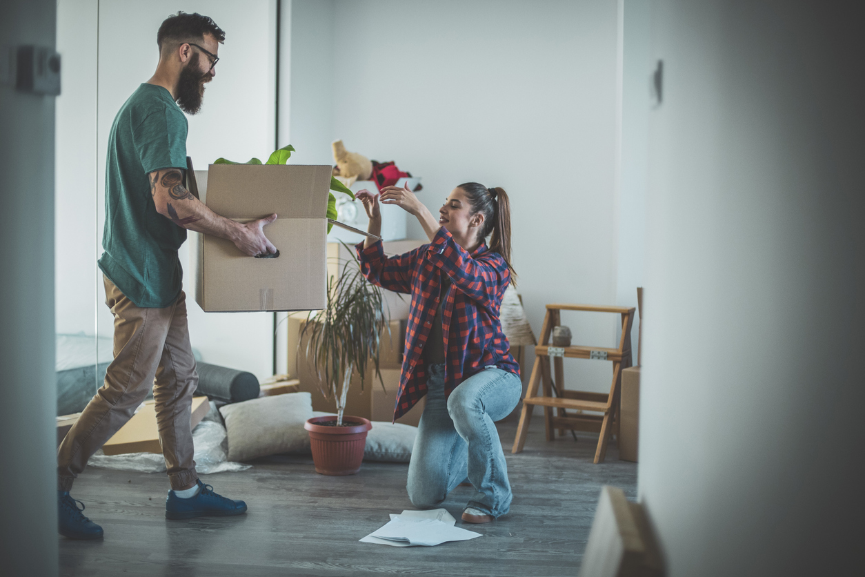Paar zieht um