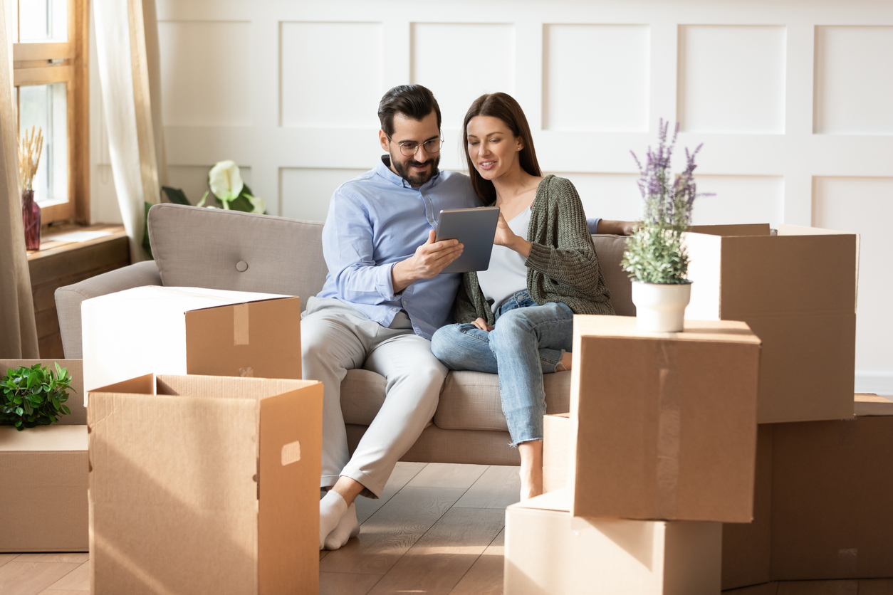 Wohnung einrichten per App Junges Paar richtet Wohnung mit App ein