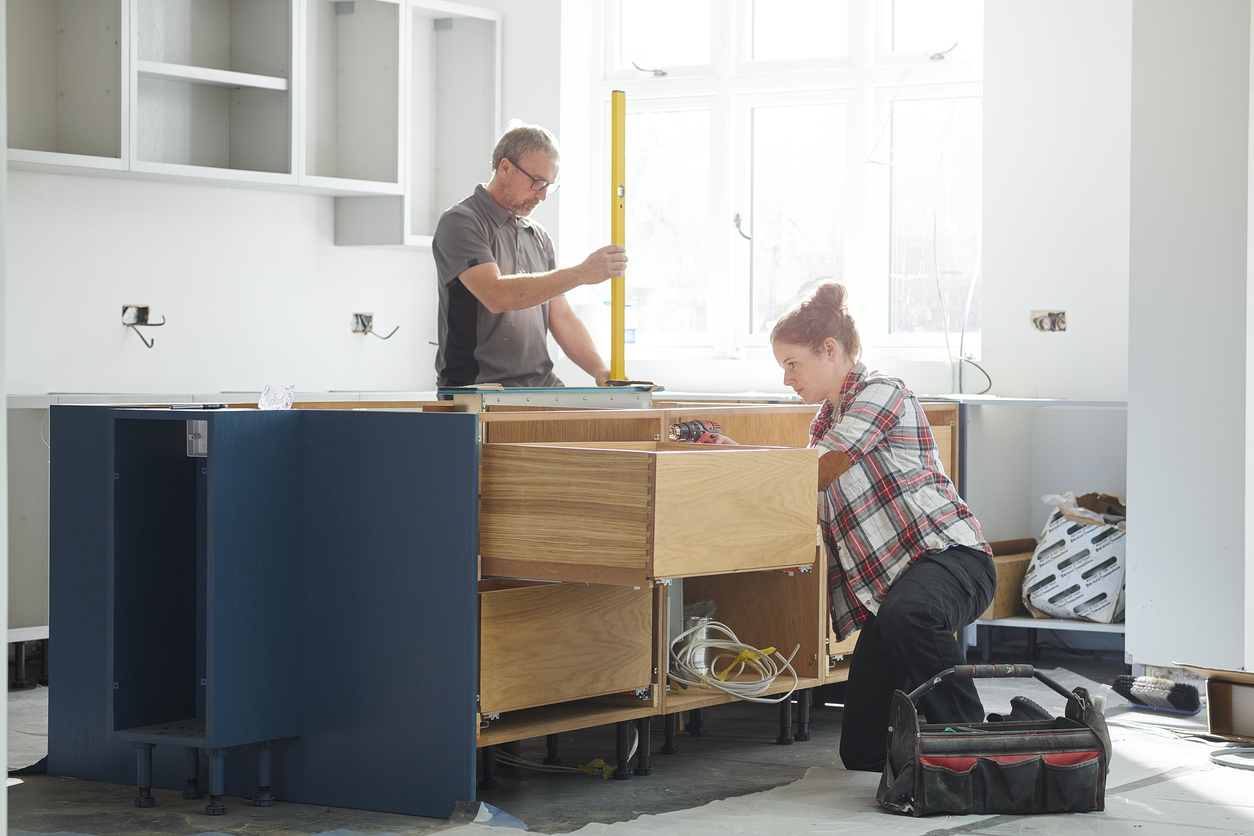 Küche umziehen: Lohnt sich das? Und wie gehe ich vor? Paar baut Küche nach Umzug auf