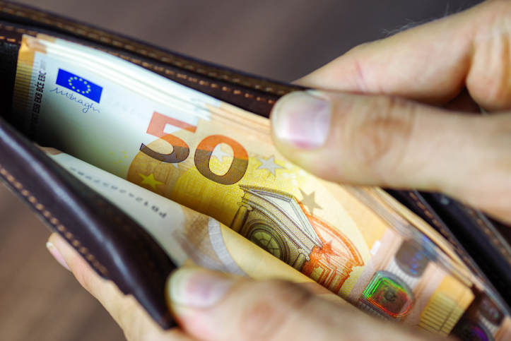 Gemeinsames Haus nach Trennung: Miete an Partner Hand öffnet Portemonnaie mit Geldscheinen