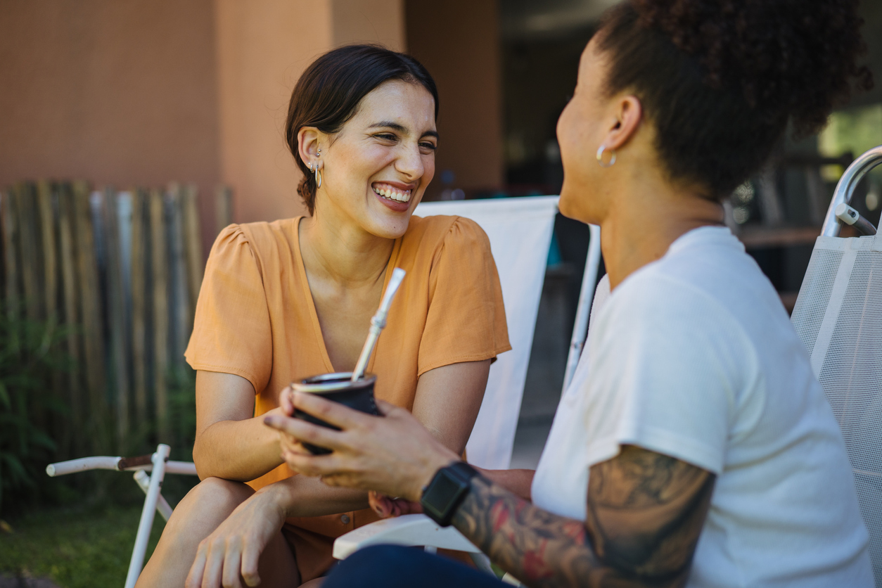 Hola Paraguay: Was Auswanderer wissen sollten Frauen teilen sich Mate