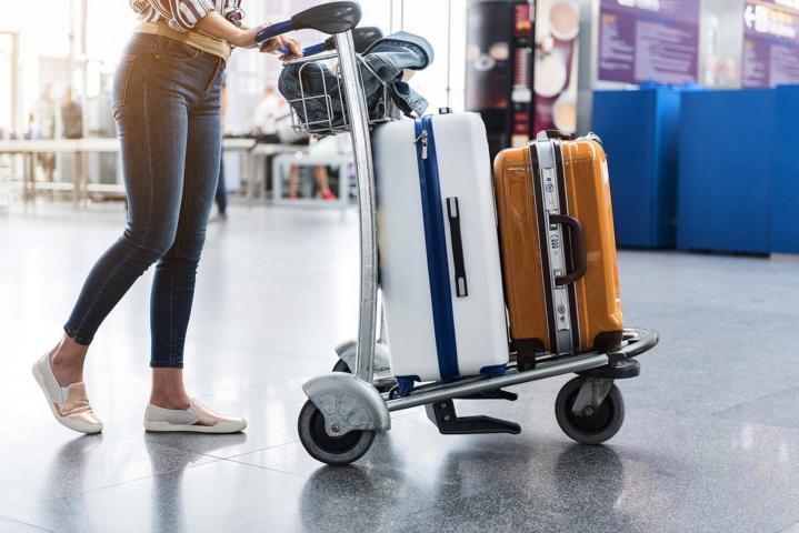 Adressänderung bei der Rentenversicherung leicht gemacht Frau mit Koffern am Flughafen