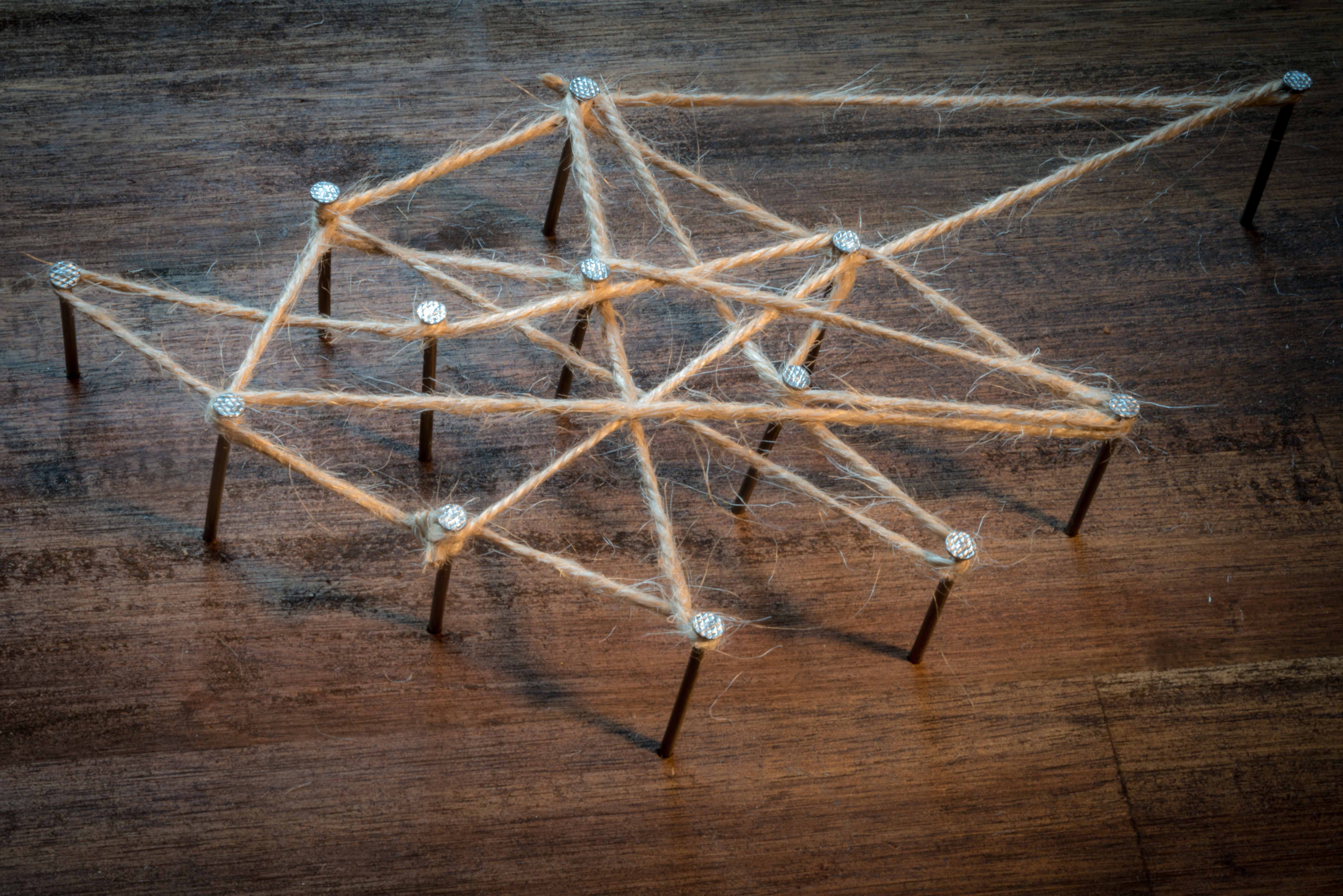 Nägel und Schnüre symbolisieren Vernetzung