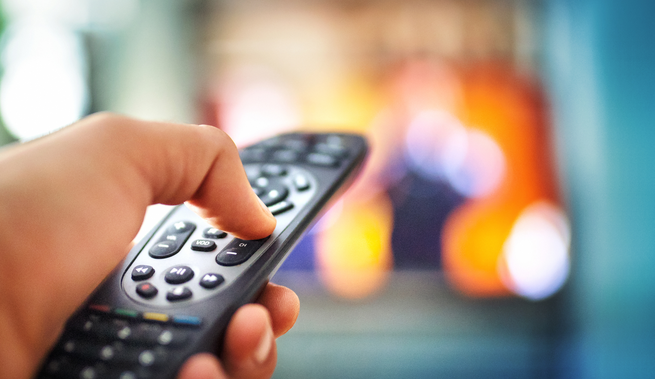 Kabelanschluss: Kündigung bei Umzug und Co. Mann schaltet Fernseher mit Fernbedienung aus