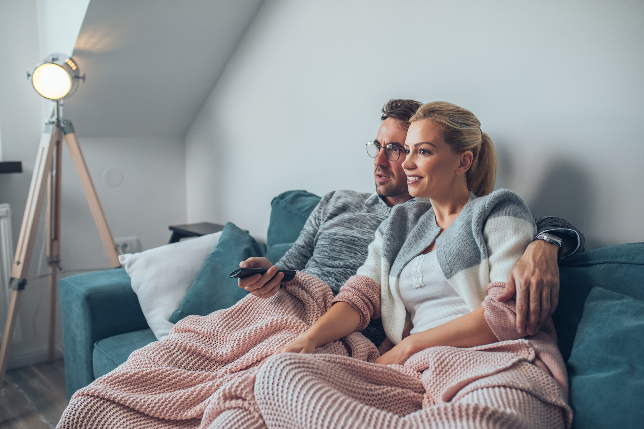 Kabelfernsehen: Infos Pärchen schaut Fernsehen