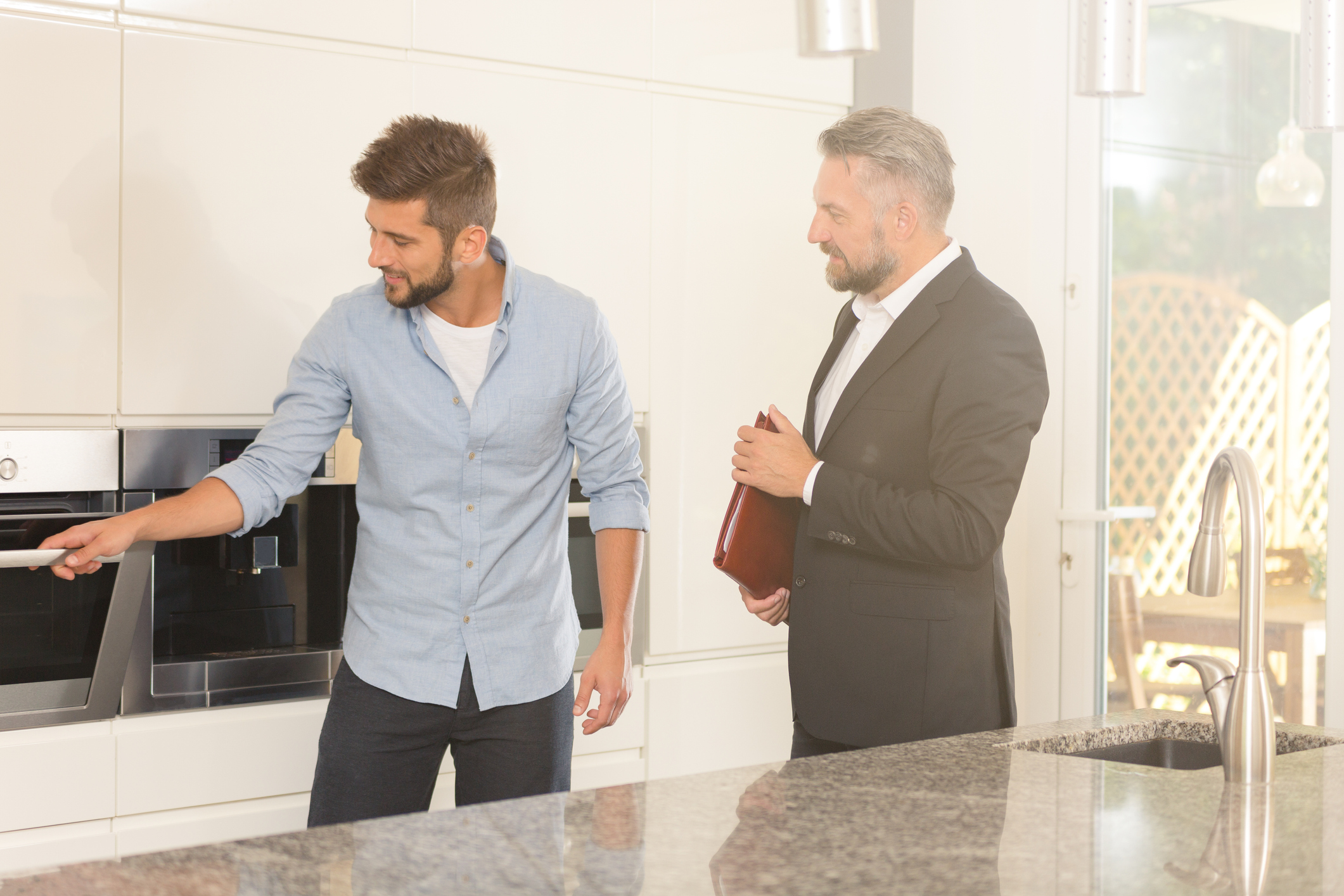 Zwei Männer schauen sich eine Küche an