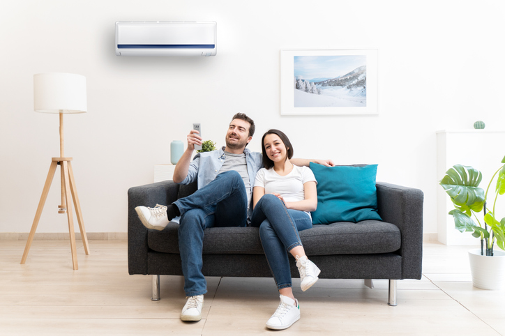 Klimaanlage im Haus nachrüsten: Diese Möglicheiten gibt es Paar freut sich über die Klimaanlage in seinem Haus