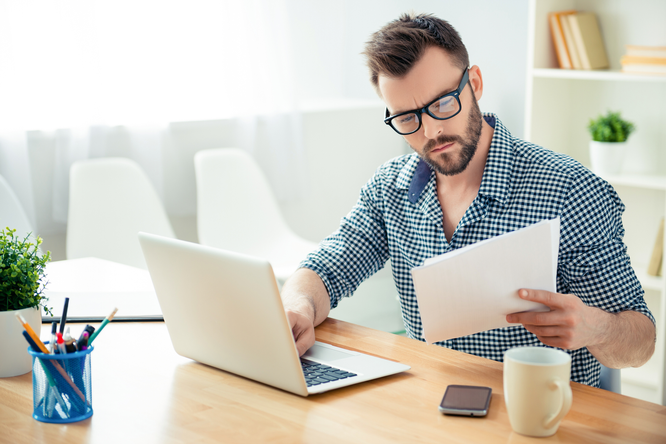 Mängel in der Wohnung: So beschweren Sie sich richtig beim Vermieter Mann dokumentiert für den Vermieter Mängel in der Wohnung am Laptop