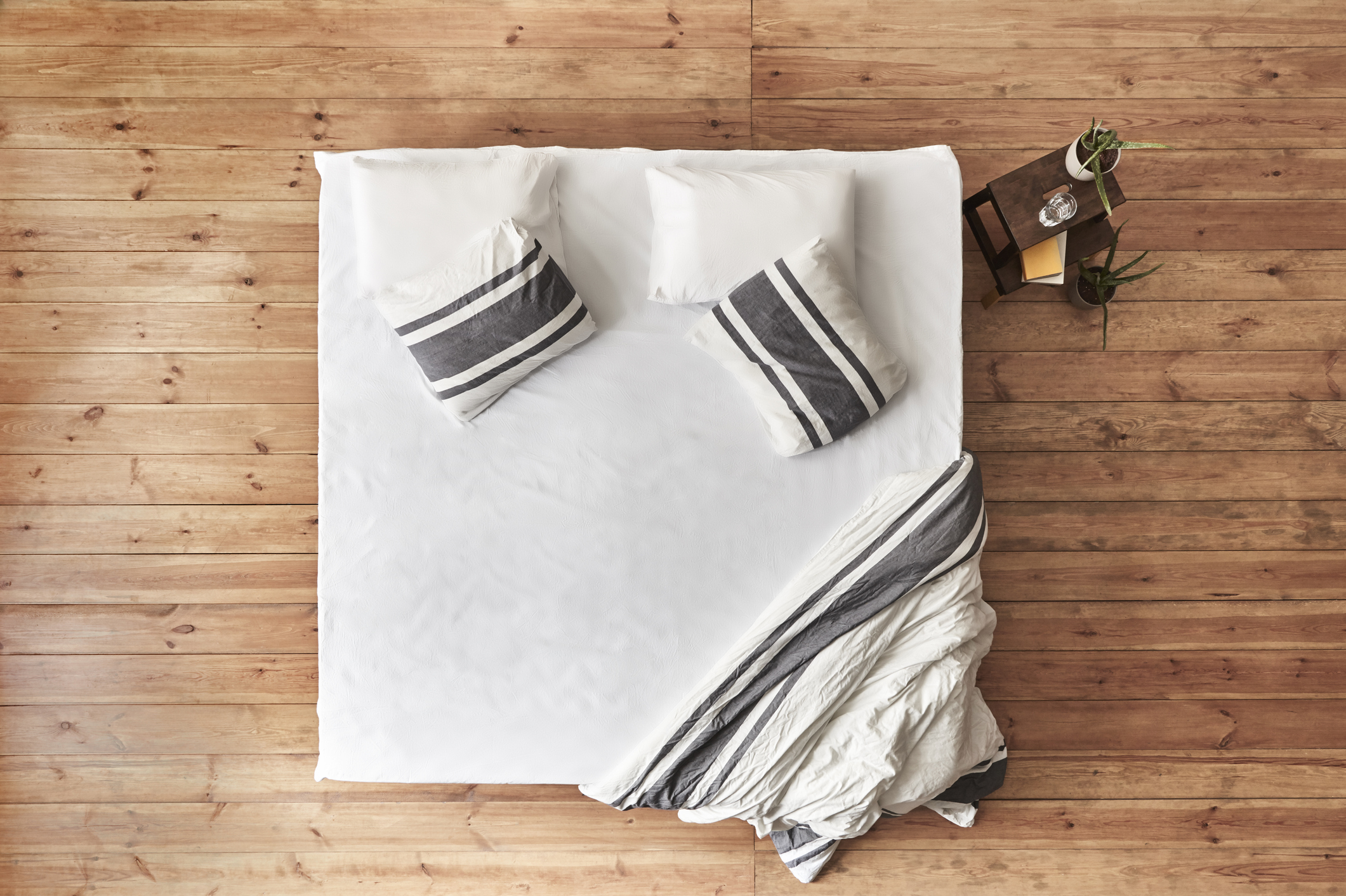 Matratze transportieren: Gut verpacken für den Umzug Matratze auf dem Boden