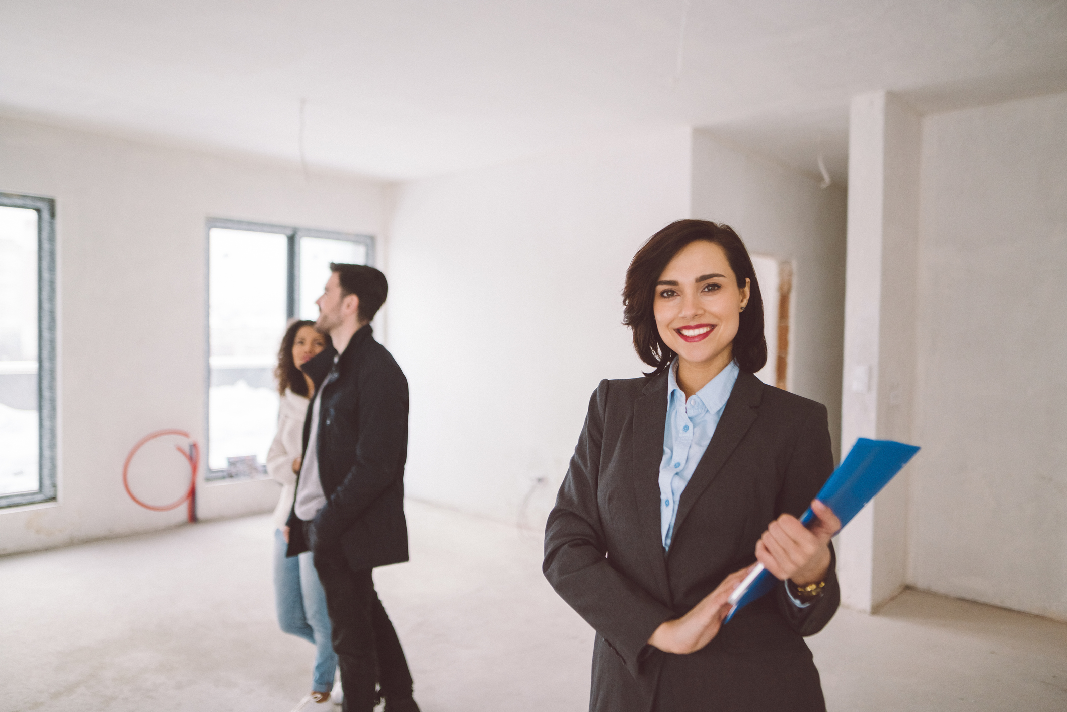 Den richtigen Mieter finden: 4 Tipps für Vermieter Vermieterin zeigt jungem Paar die Wohnung