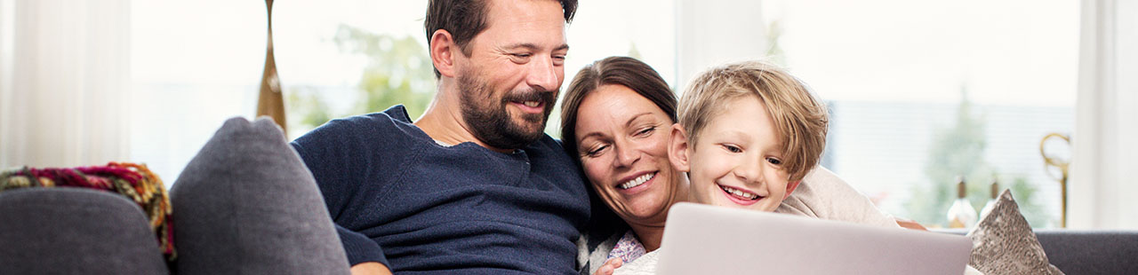 Vattenfall_Teaser1280x310_3 Mann, Frau und Kind schauen in einen Laptop