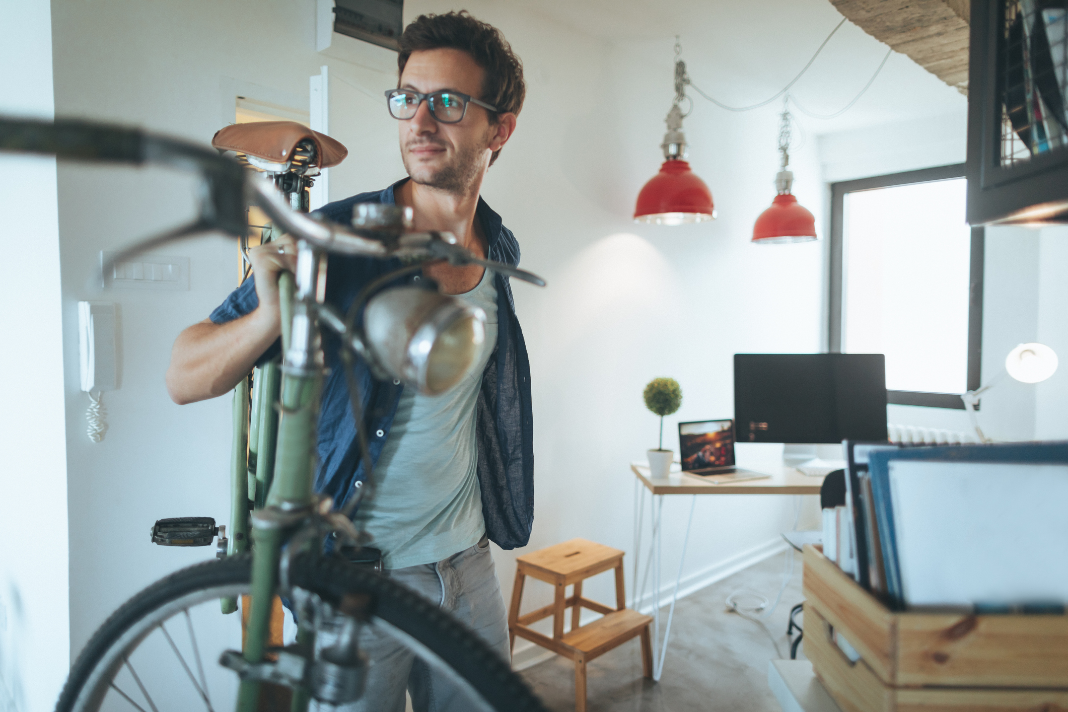 Mieterrechte und Mieterpflichten: Do & Don Mann trägt Fahrrad ins Wohnzimmer