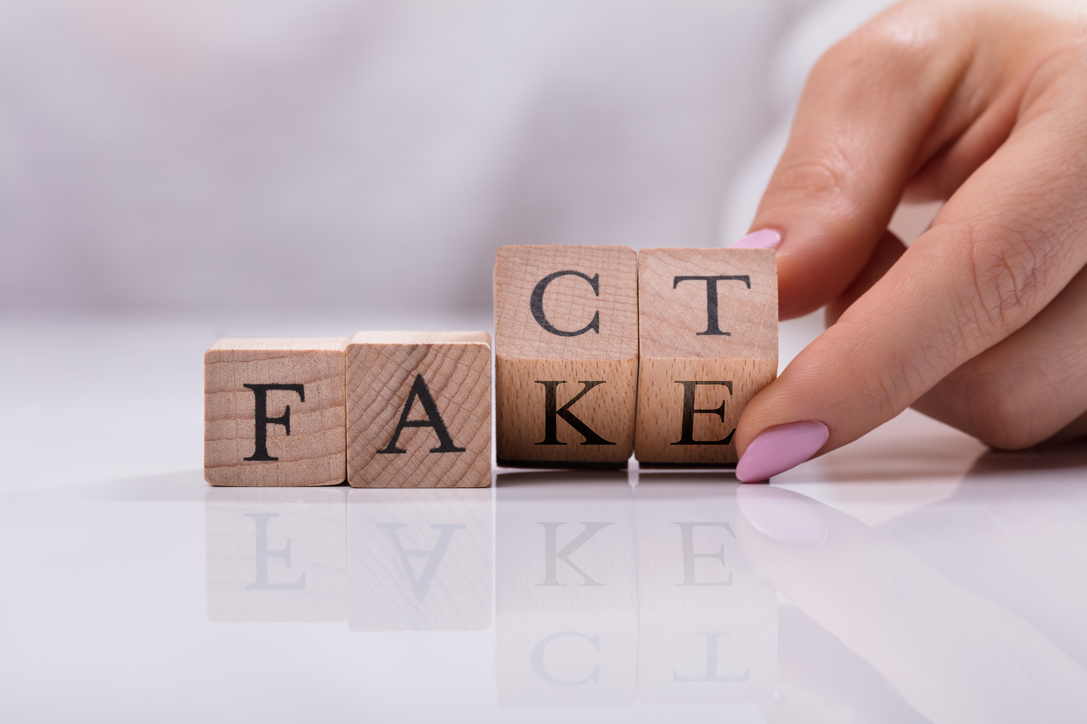 Mieterselbstauskunft: Was ist das und welche Fragen sind erlaubt? Würfel zeigen gleichzeitig die Worte Fact und Fake.