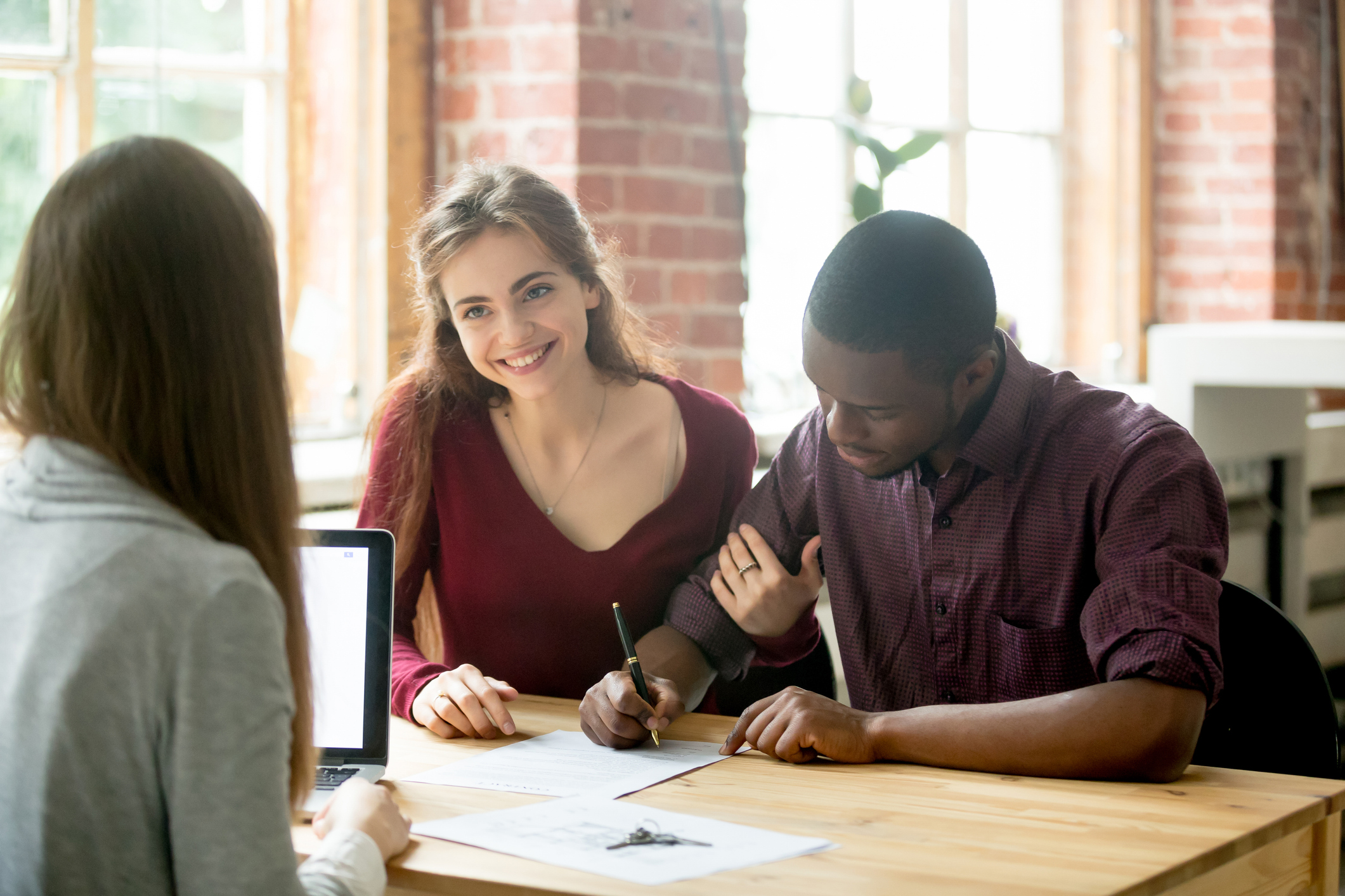 Mieterselbstauskunft: Was ist das und welche Fragen sind erlaubt? Junges Paar füllt Mieterselbstauskunft aus