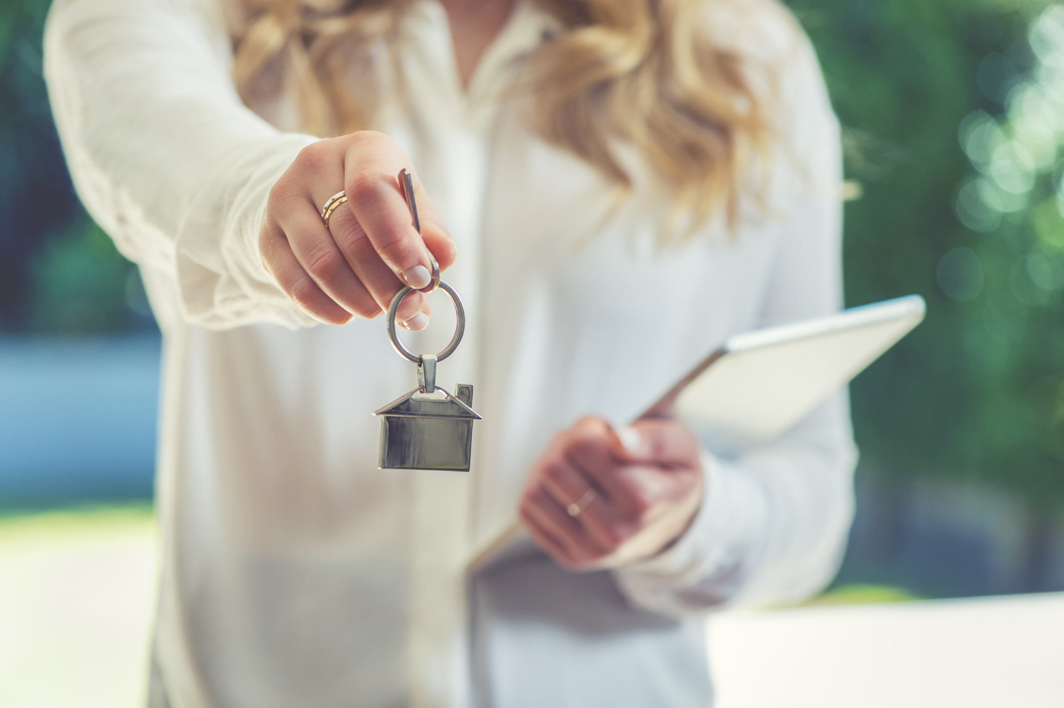 Bürgerschaft für die Mietkaution ohne SCHUFA-Abfrage beantragen: Ist das möglich? Frau übergibt Wohnungschlüssel