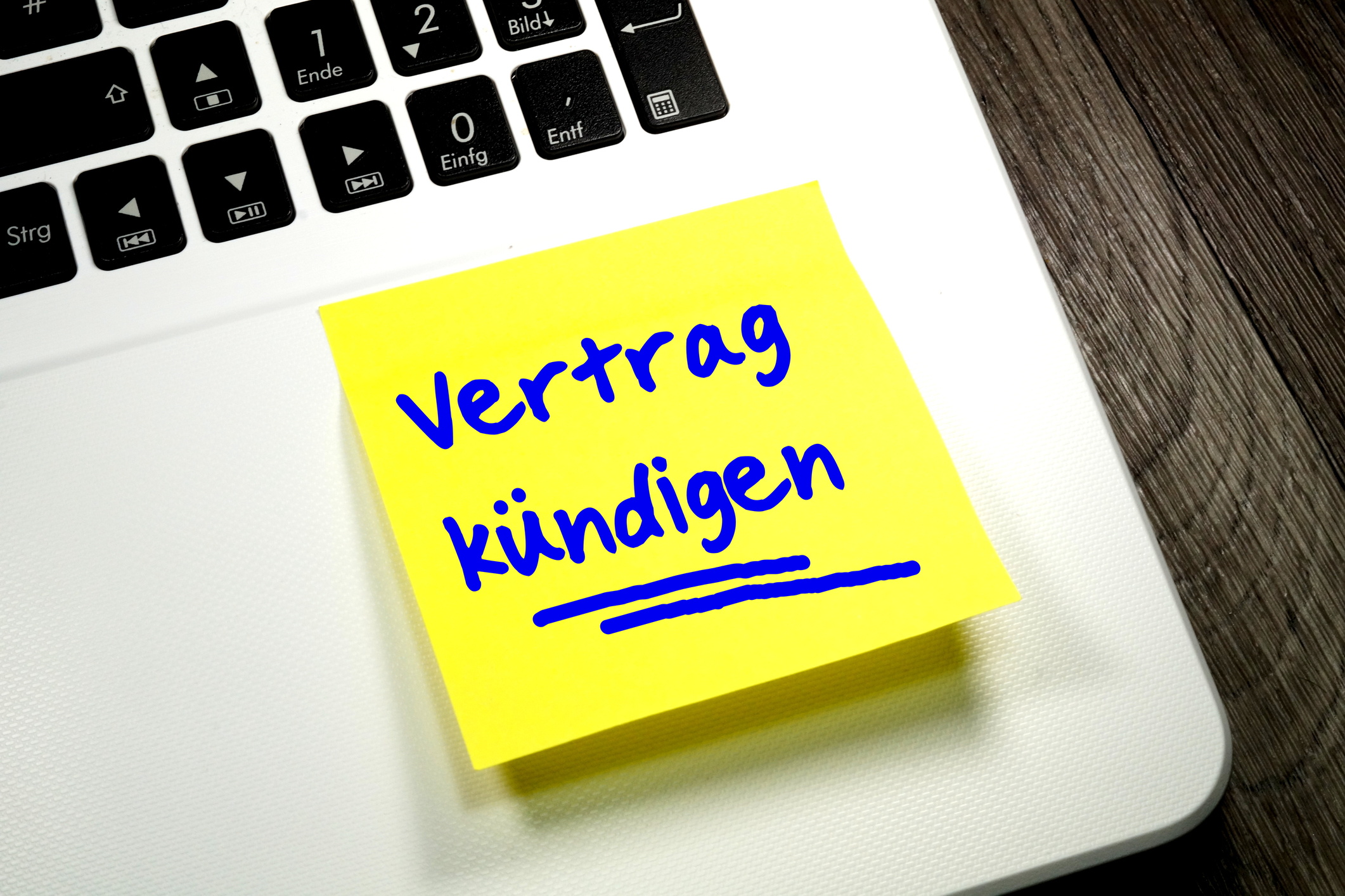 Ein Computer und eine Nachricht mit der Erinnerung an die Kündigung eines Vertrages