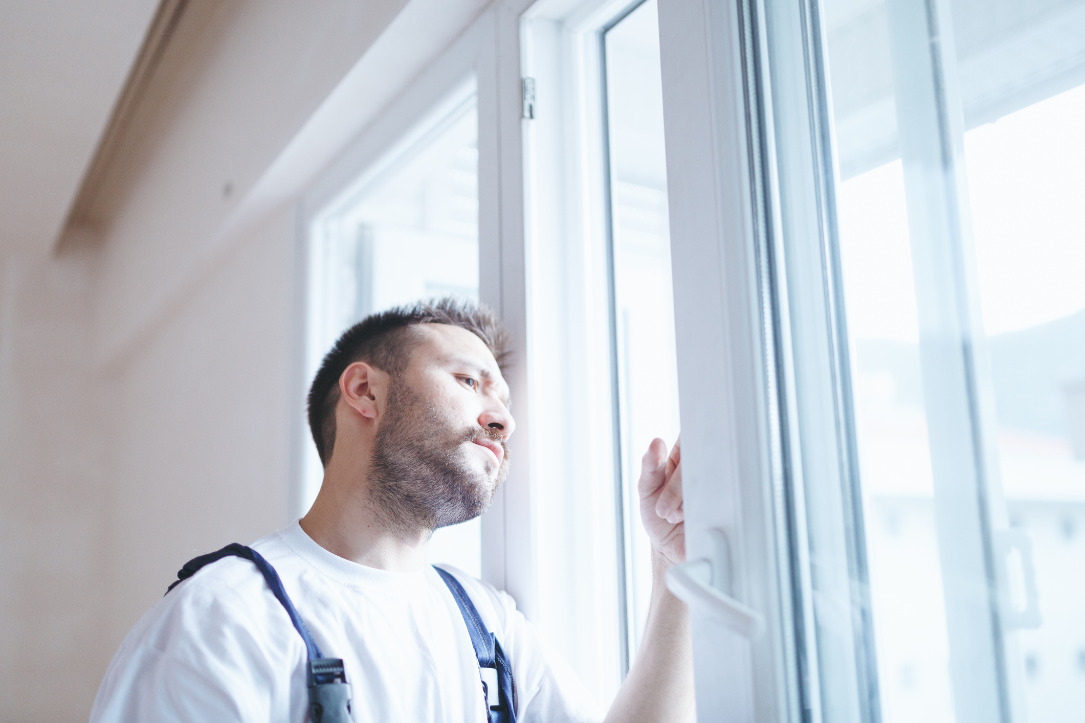 Handwerker repariert Fenster