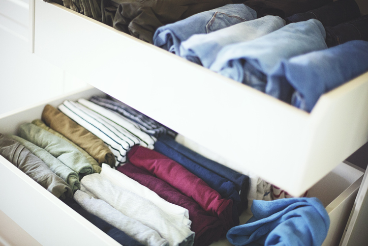 Clever ausmisten vor dem Umzug: Aufräumen nach Marie Kondo Wäsche in der Schublade