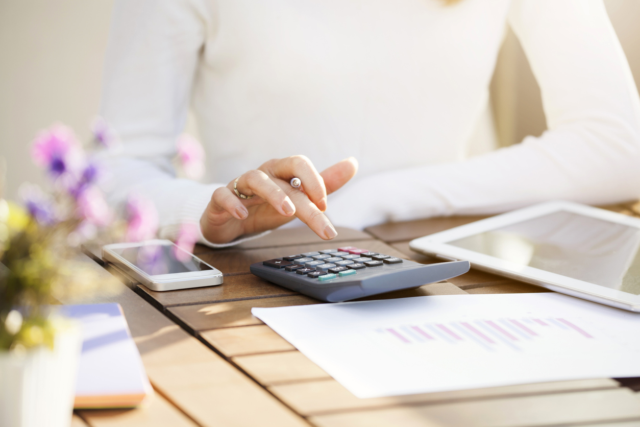 Mietkautionsbürgschaft: Was ist das und wie funktioniert sie? Frau tippt in Taschenrechner