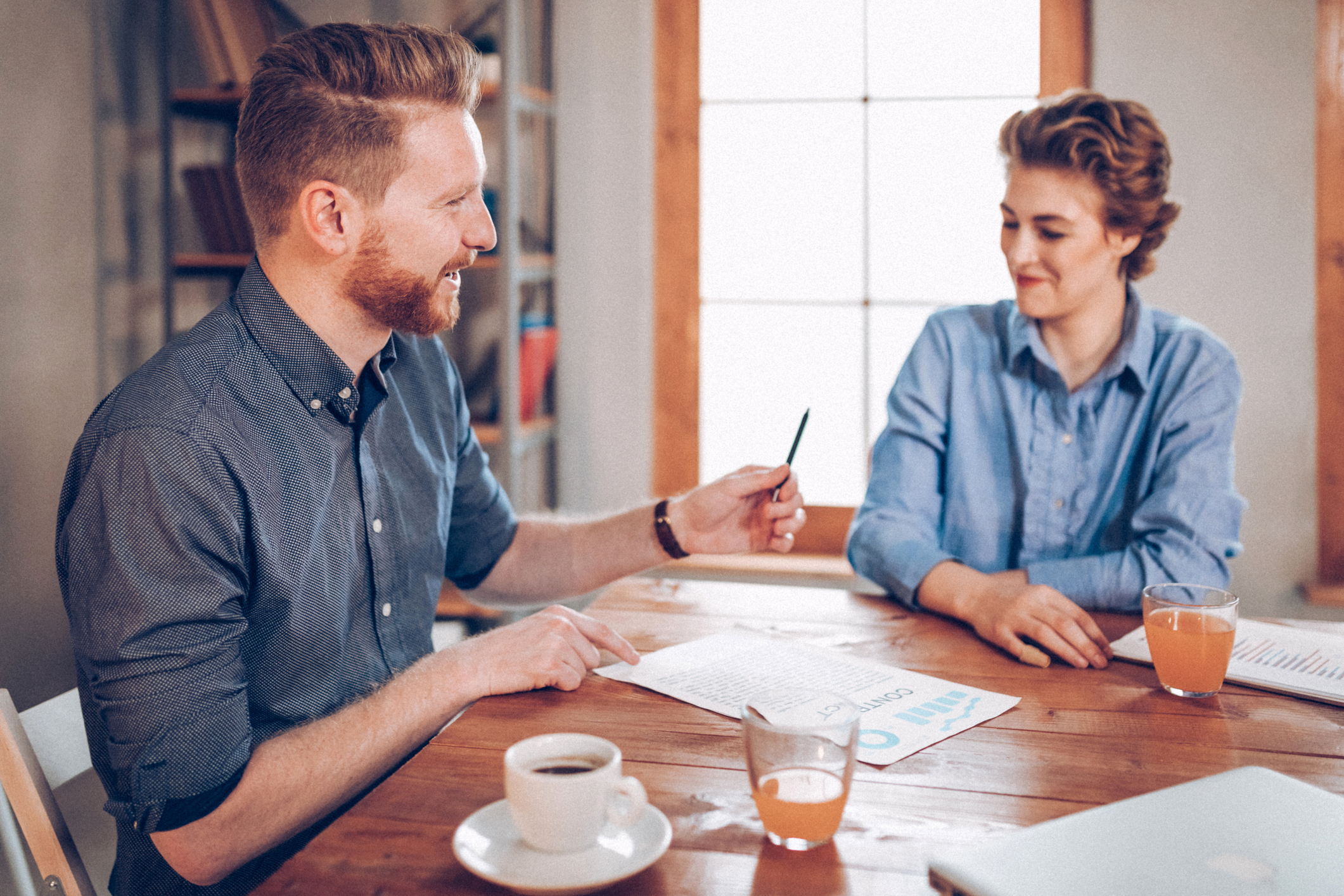 Mann und Frau unterschreiben Kündigung des Mietvertrages