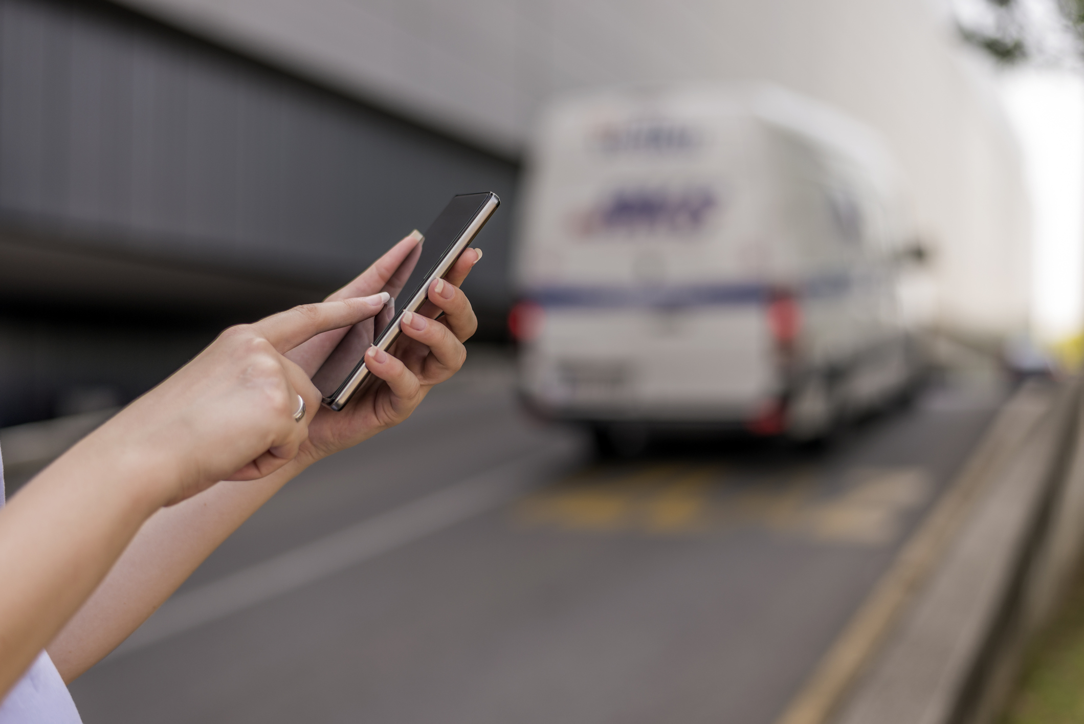 Frau ruft Möbeltaxi