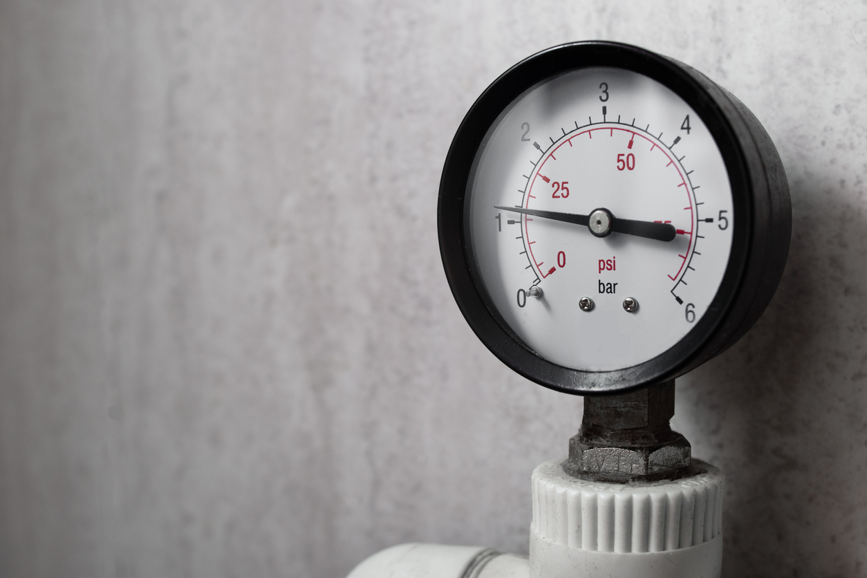 Es kommt zu wenig Wasser aus dem Hahn? Wie Sie den Wasserdruck erhöhen und messen Manometer zeigt Wasserdruck