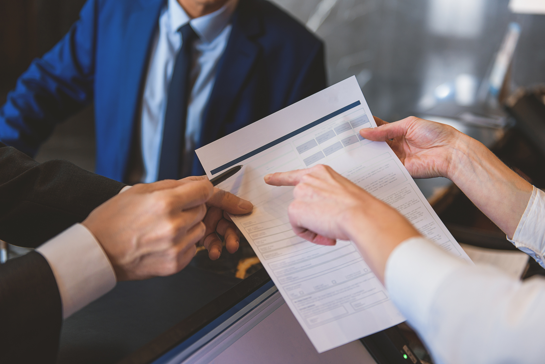 Mietschuldenfreiheitsbescheinigung – Was Mieter wissen sollten Vermieter füllt Mietschuldenfreiheitsbescheinigung aus