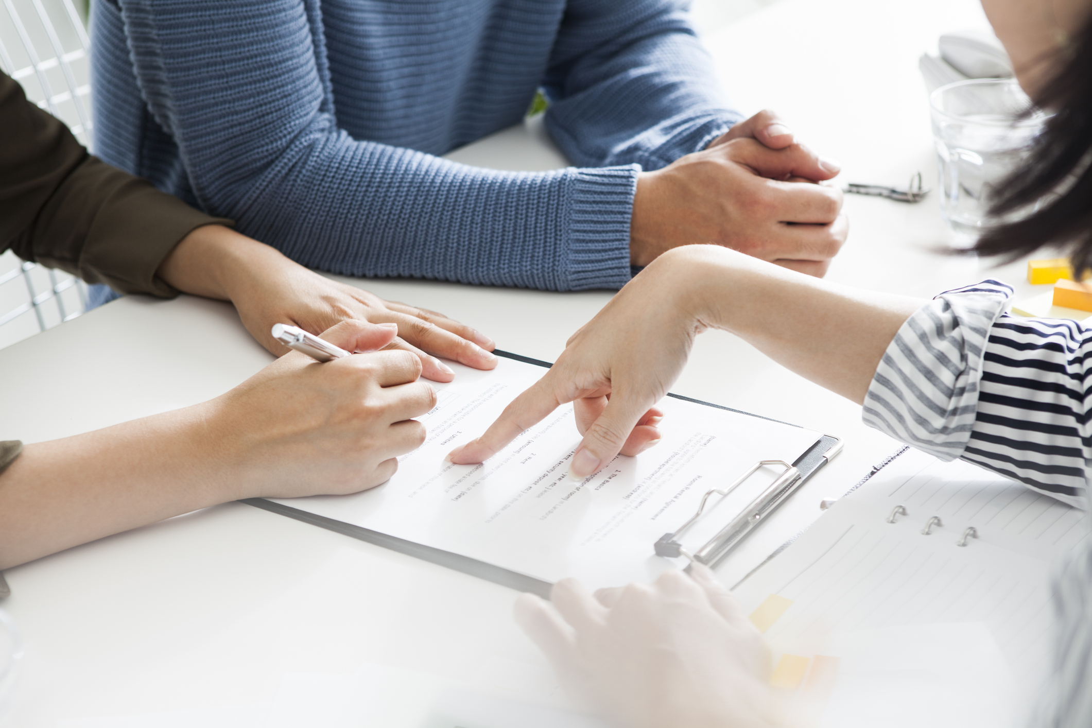 Mietvertrag: Was muss drin stehen? Nahaufnahme von Händen, die ein Dokument unterschreiben