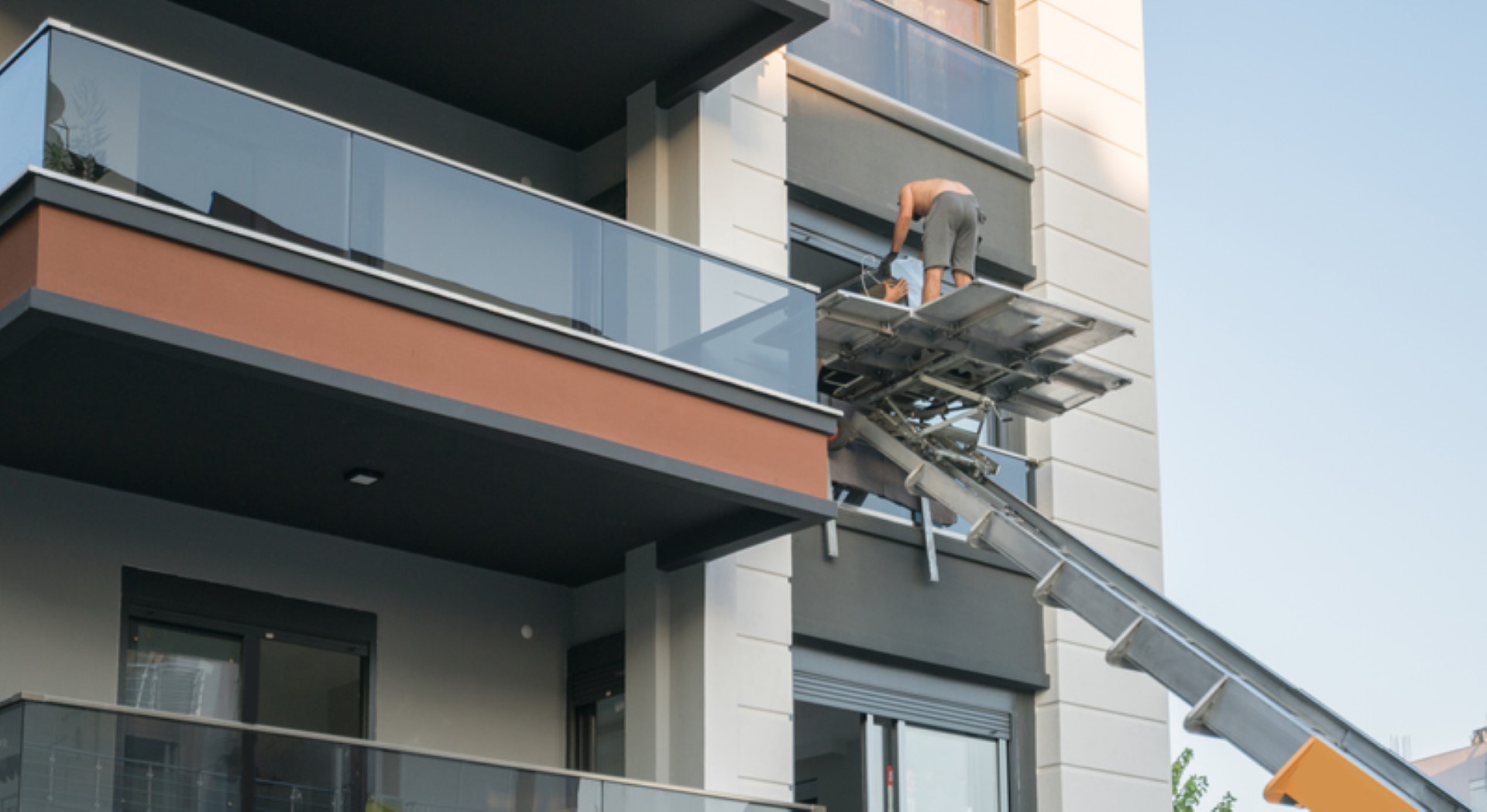 Möbellift für Umzug mieten: Vorteile und Kosten auf einen Blick Möbellift an Haus
