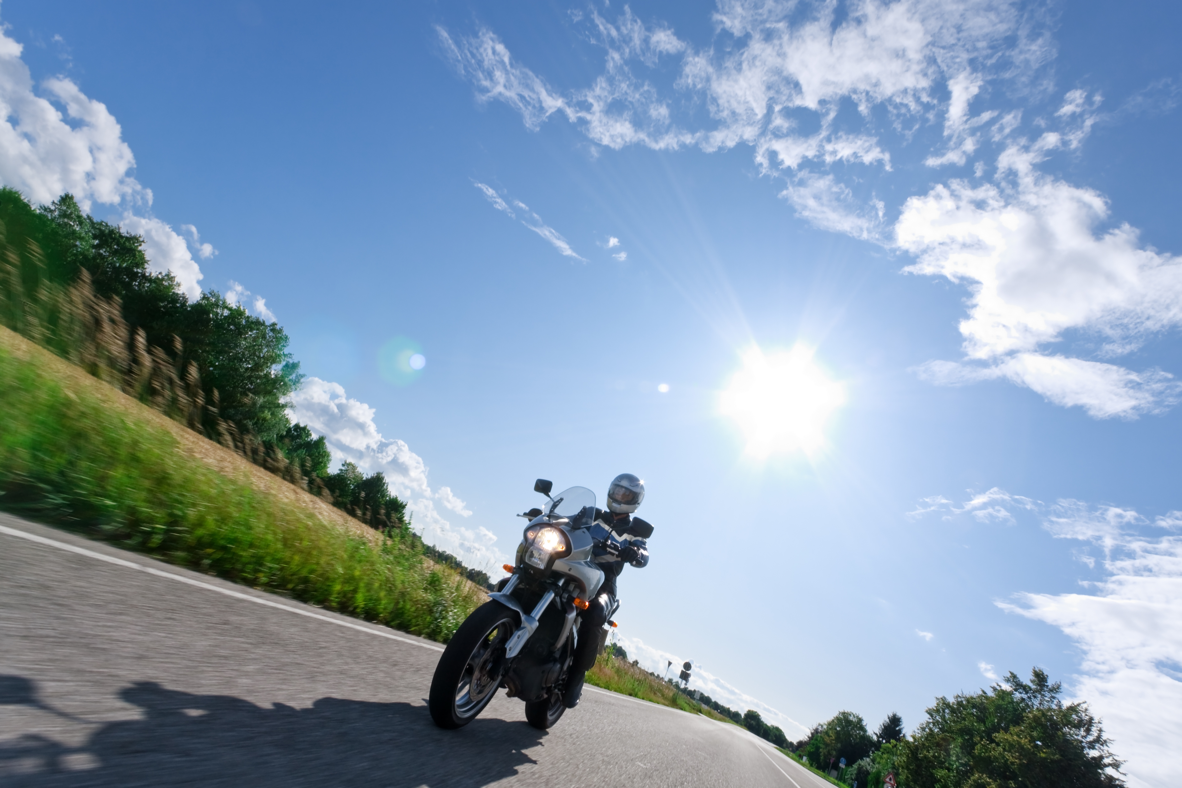 Motorrad transportieren: Sicher Umziehen mit dem PS-starken Zweirad Motorrad fährt