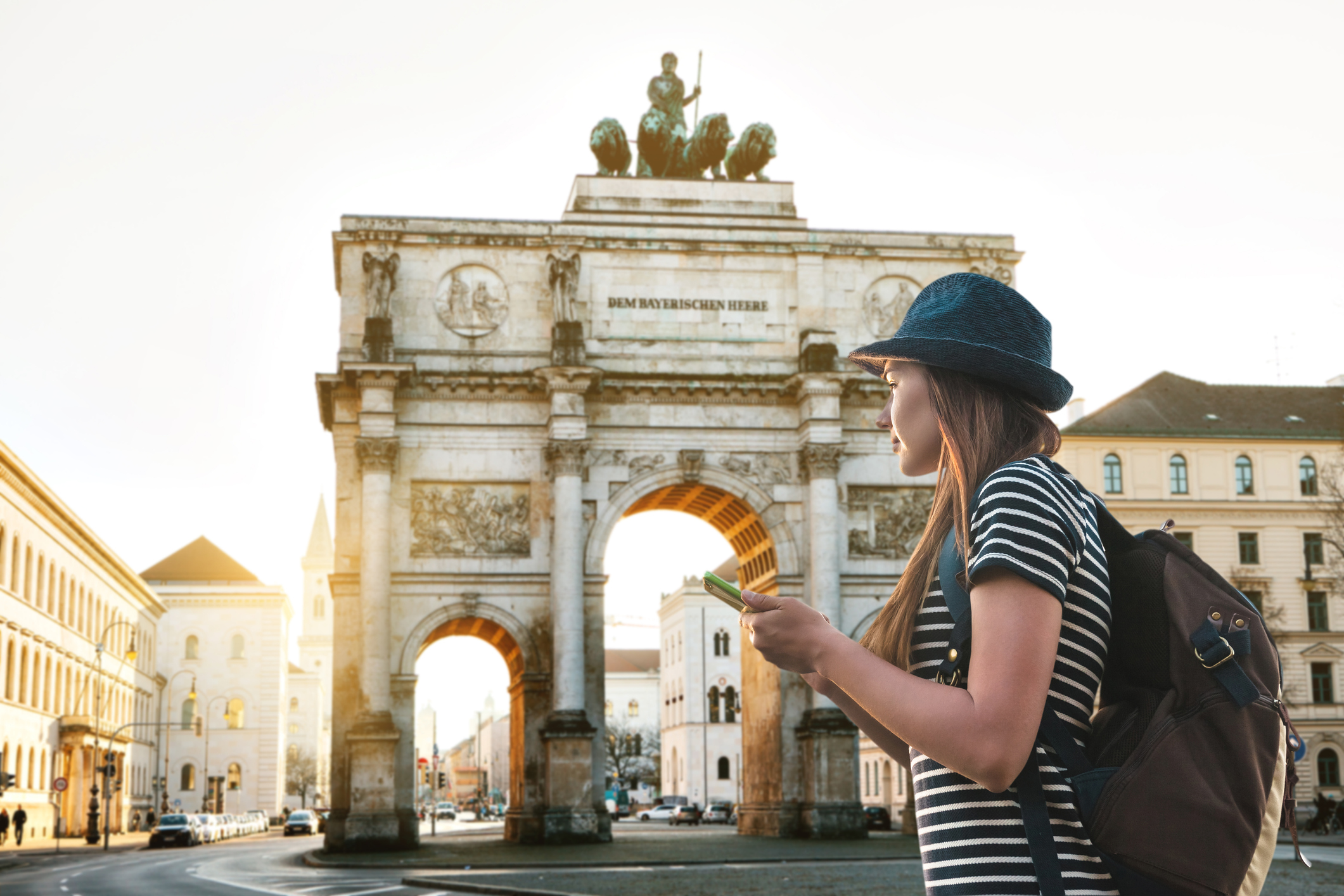 5 Dinge, die Sie nur kennen, wenn Sie in eine neue Stadt ziehen Frau mit Handy läuft durch die Stadt