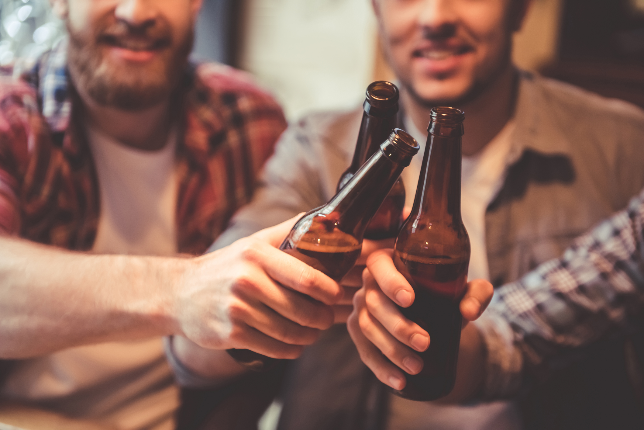 5 Dinge, die Sie nur kennen, wenn Sie in eine neue Stadt ziehen Männer stoßen mit Bierflaschen an