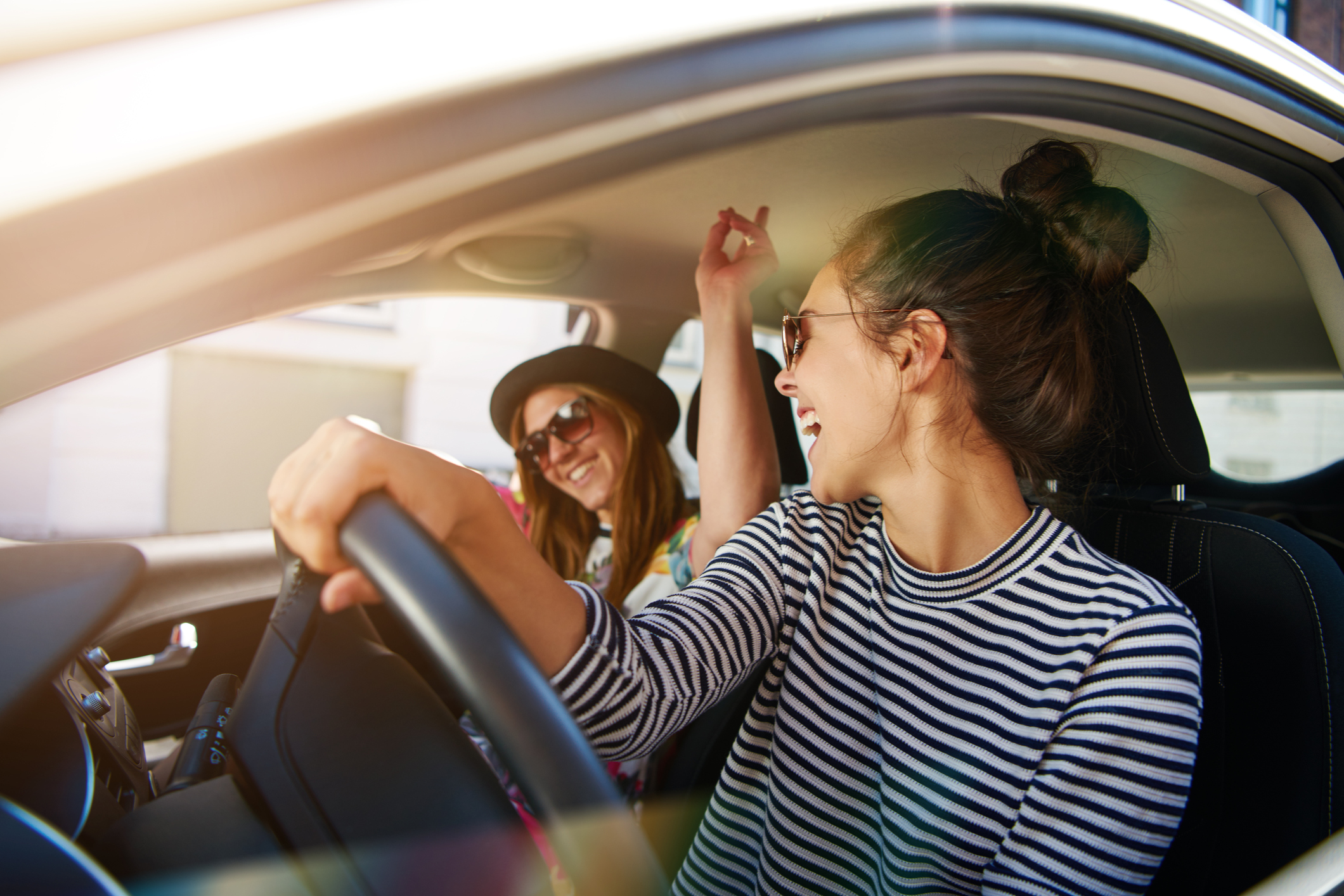 Nur mit Umweltplakette in Umweltzone fahren Zwei Frauen fahren glücklich Auto