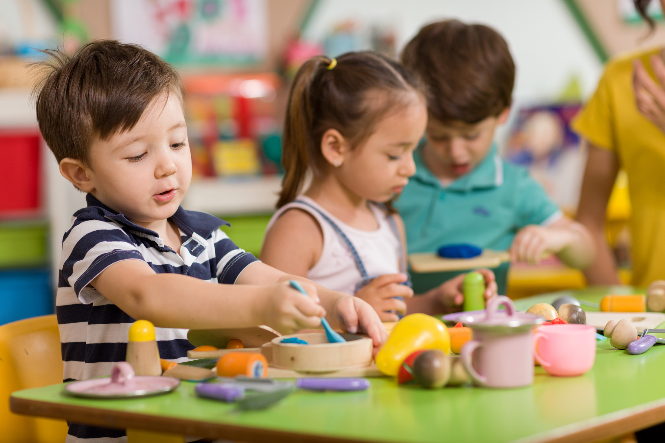 Private Kinderbetreuung: Vom Babysitter bis zur Vollzeit-Nanny ( Kinder spielen an einem Tisch